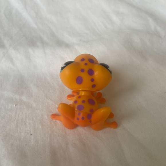 Littlest Pet Shop #874 TREE FROG Orange with Purple Spots - Picture 6 of 14
